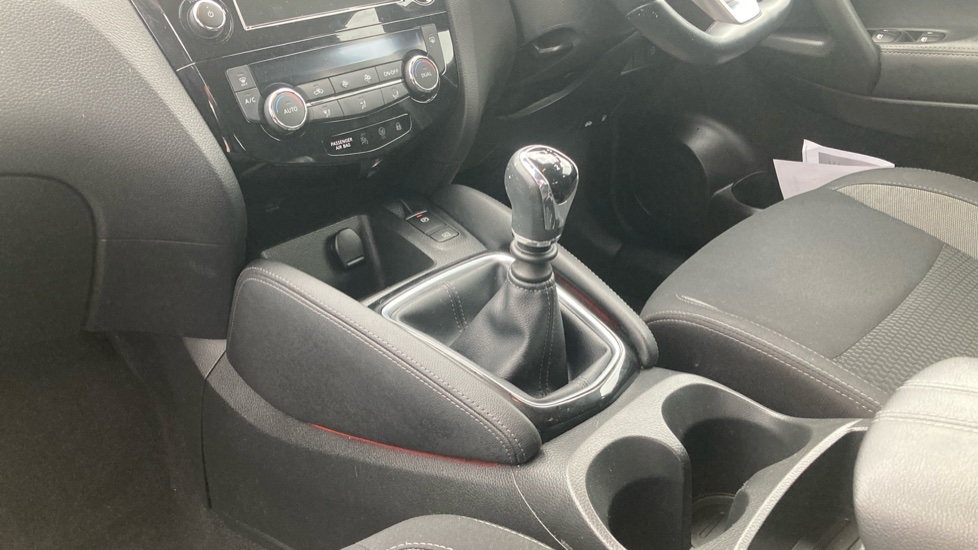 Nissan Qashqai 1.5 dCi 115 Acenta Premium 5dr Diesel Hatchback - Image 13