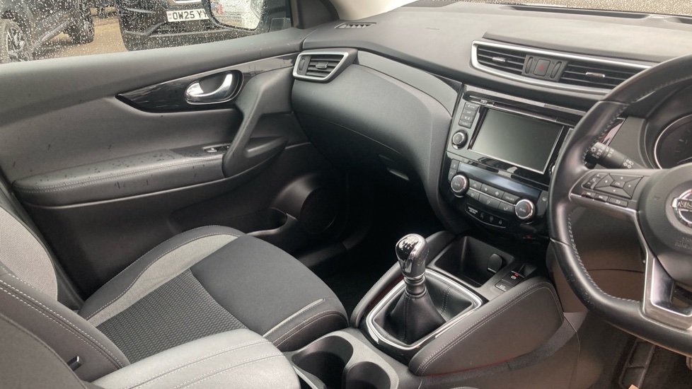 Nissan Qashqai 1.5 dCi 115 Acenta Premium 5dr Diesel Hatchback - Image 14
