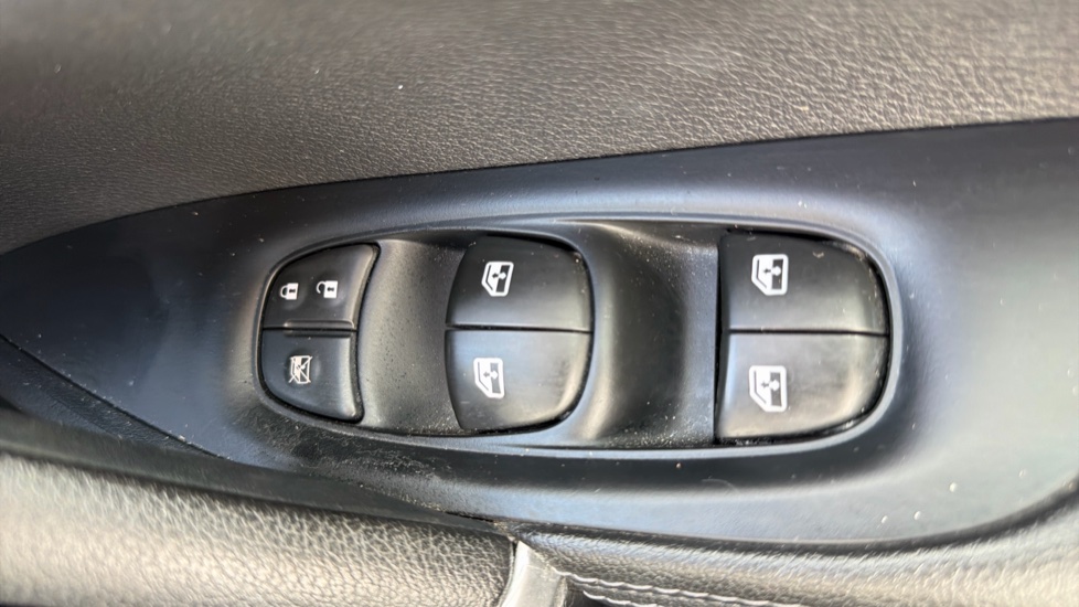 Nissan Qashqai 1.5 dCi Tekna 5dr Diesel Hatchback - Image 25