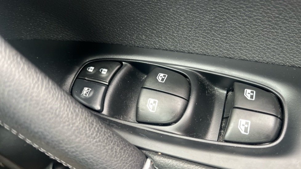 Nissan Qashqai 1.3 DiG-T Tekna 5dr Petrol Hatchback - Image 23