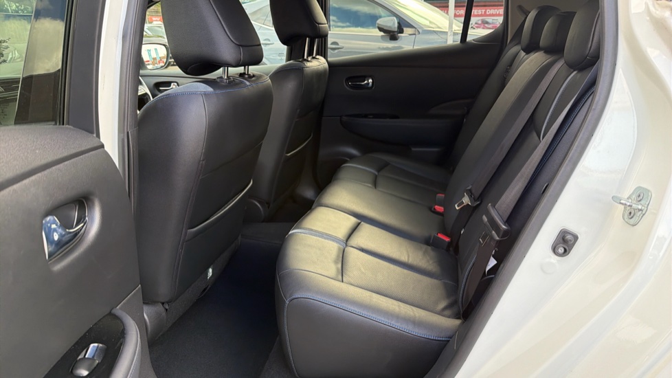 Nissan LEAF 110kW Tekna 40kWh 5dr Auto Electric Hatchback - Image 16