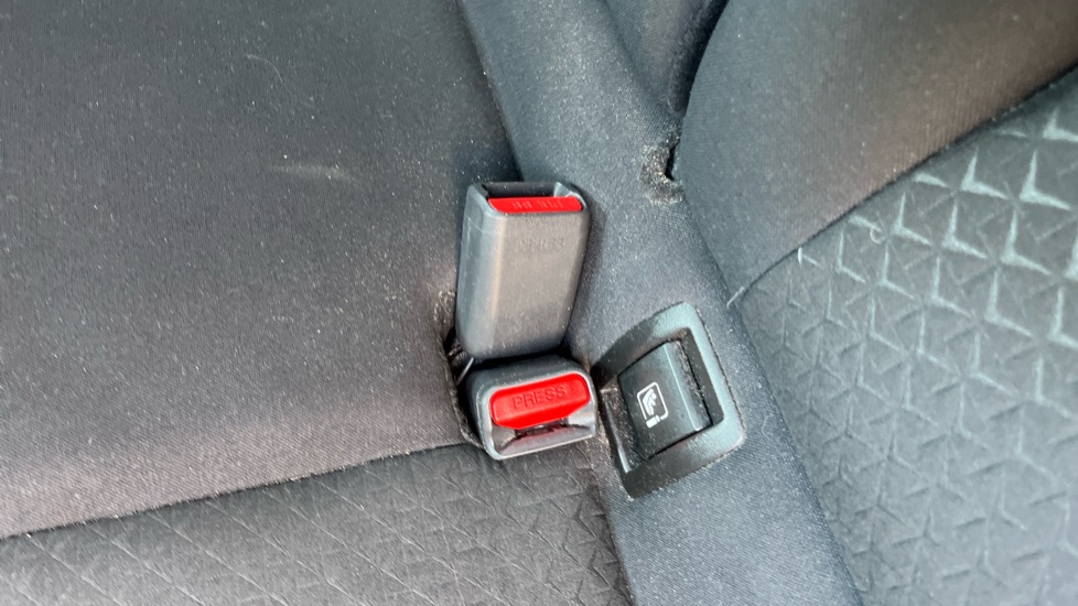 Nissan Juke 1.0 DiG-T 114 N-Connecta 5dr DCT Petrol Hatchback - Image 17