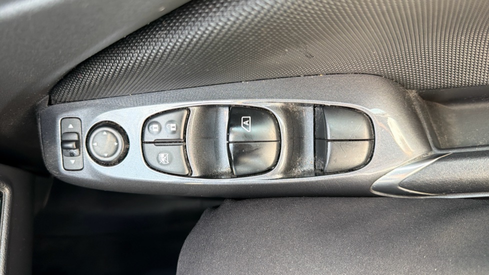 Nissan Juke 1.0 DiG-T Acenta 5dr Petrol Hatchback - Image 23