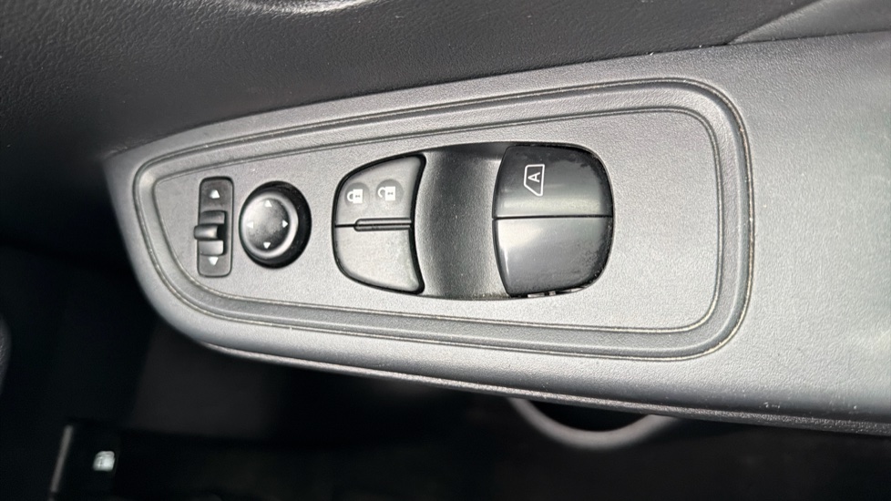 Nissan Micra 1.0 IG-T 92 Acenta 5dr Petrol Hatchback - Image 25