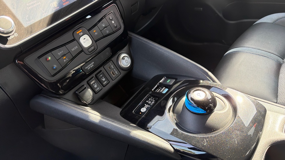 Nissan LEAF 110kW Tekna 39kWh 5dr Auto Electric Hatchback - Image 13