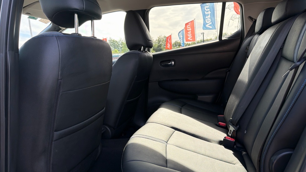 Nissan LEAF 110kW Tekna 39kWh 5dr Auto Electric Hatchback - Image 16