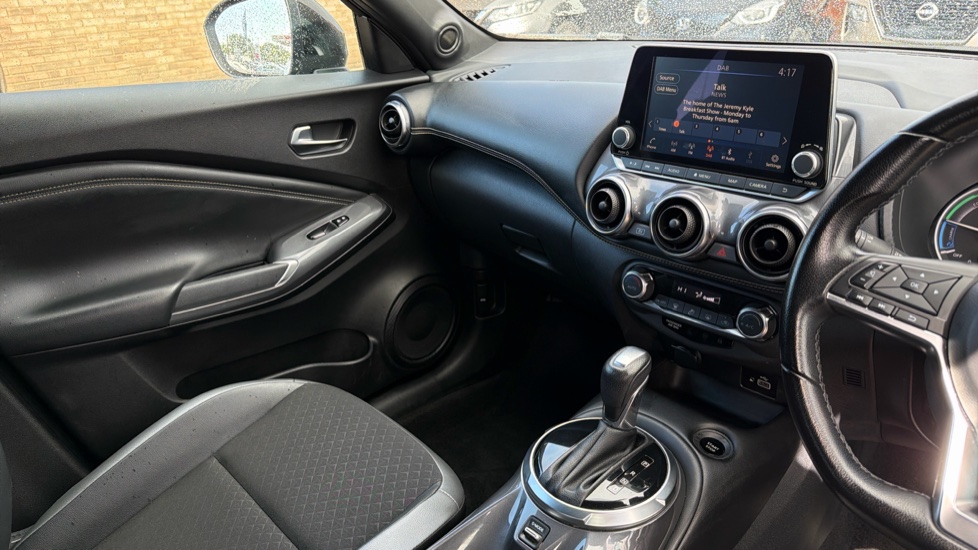 Nissan Juke 1.6 Hybrid N-Connecta 5dr Auto Hybrid Hatchback - Image 14