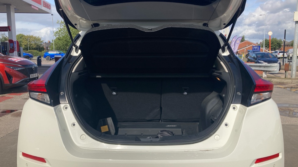 Nissan LEAF 110kW Tekna 39kWh 5dr Auto Electric Hatchback - Image 4