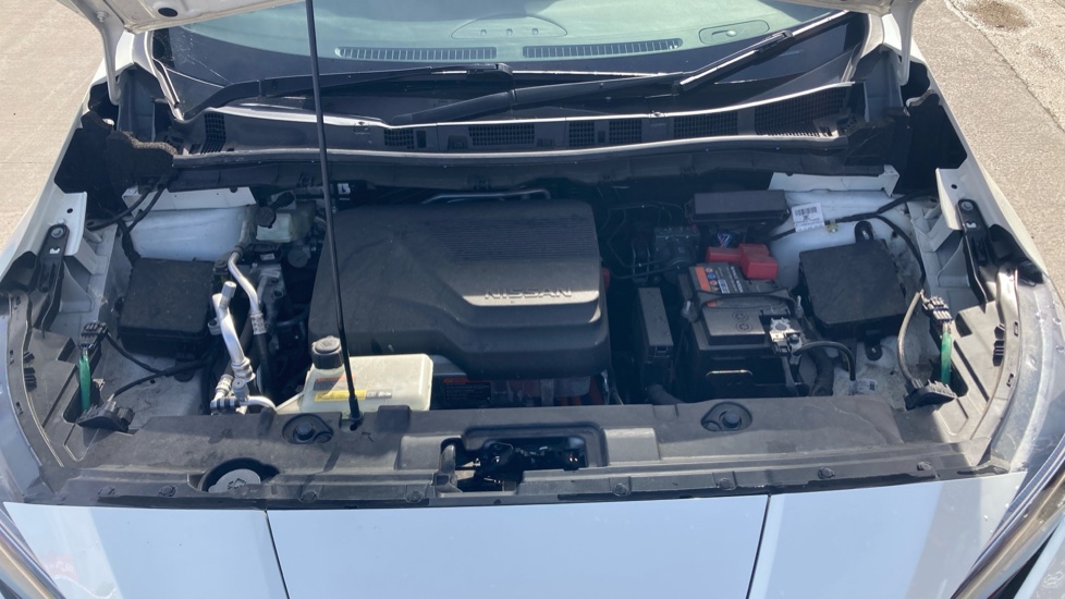 Nissan LEAF 110kW Tekna 39kWh 5dr Auto Electric Hatchback - Image 8