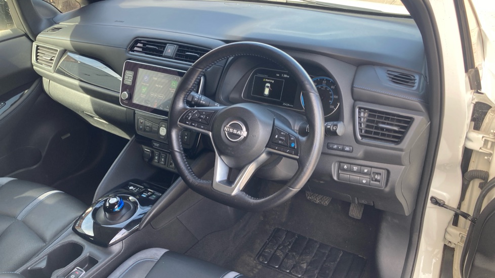 Nissan LEAF 110kW Tekna 39kWh 5dr Auto Electric Hatchback - Image 11