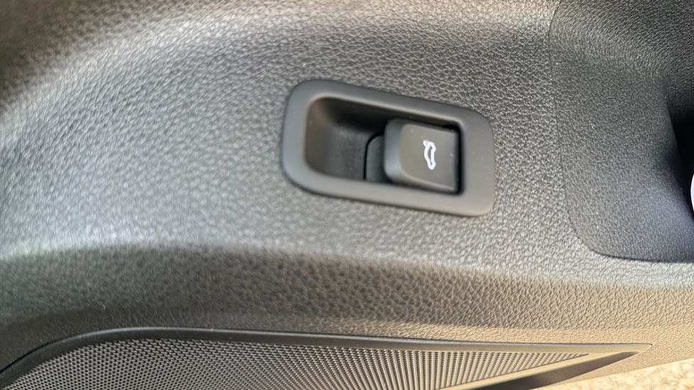 Audi Q2 35 TFSI S Line 5dr Petrol Estate - Image 35