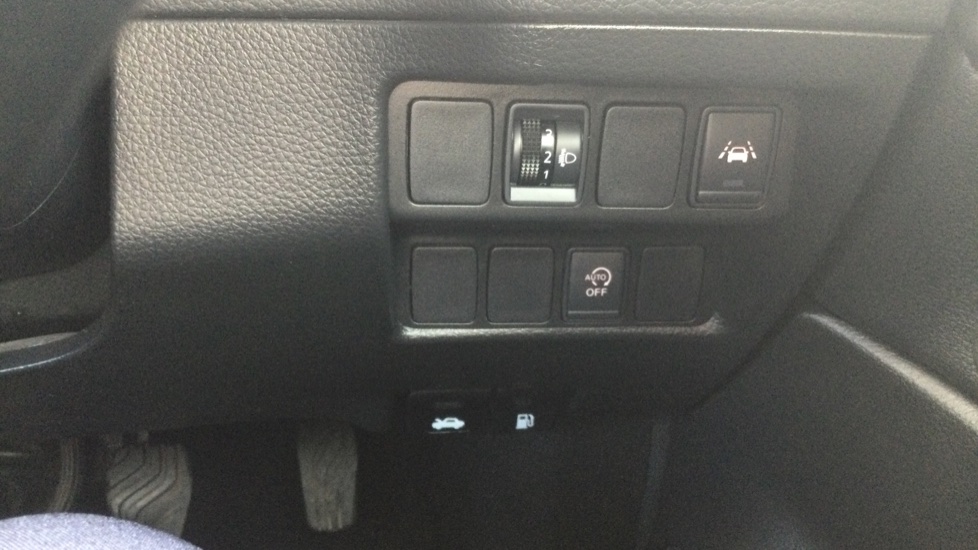 Nissan Qashqai 1.5 dCi 115 N-Connecta 5dr Diesel Hatchback - Image 23
