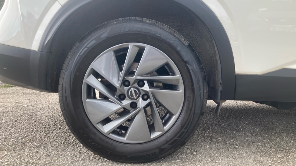 Nissan Qashqai 1.3 DiG-T MH Acenta Premium 5dr Petrol Hatchback - Image 7
