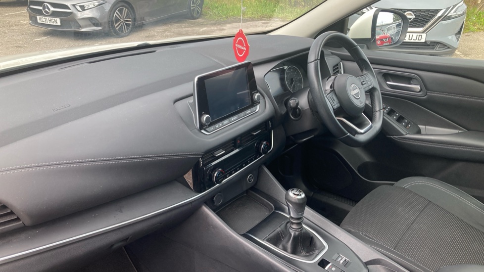 Nissan Qashqai 1.3 DiG-T MH Acenta Premium 5dr Petrol Hatchback - Image 9