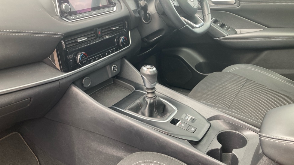 Nissan Qashqai 1.3 DiG-T MH Acenta Premium 5dr Petrol Hatchback - Image 13