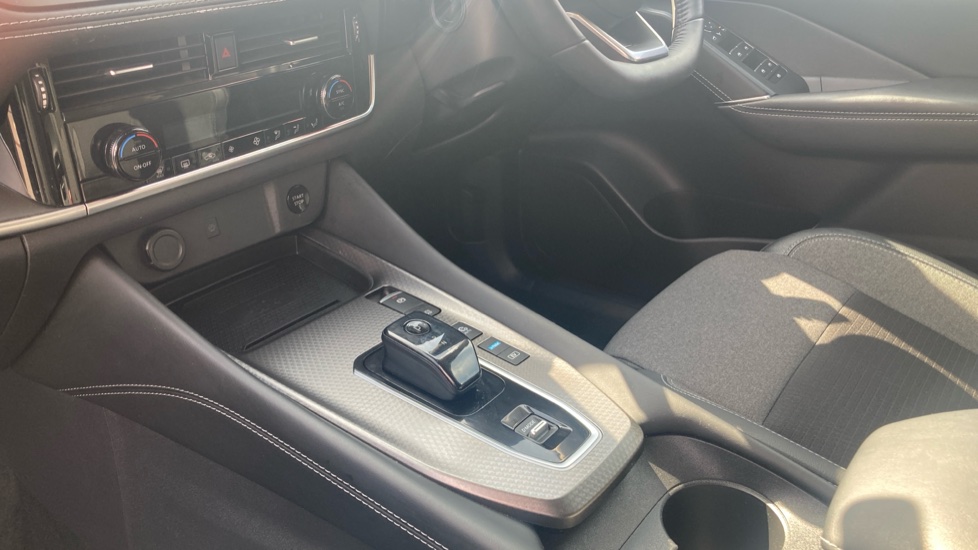 Nissan Qashqai 1.5 E-Power N-Connecta [Glass Roof] 5dr Auto Hybrid Hatchback - Image 13
