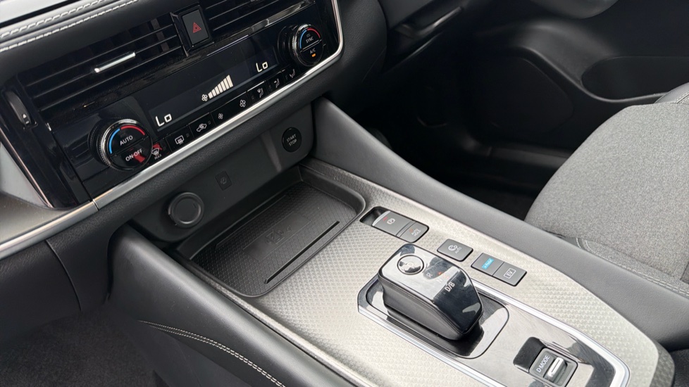 Nissan Qashqai 1.5 E-Power N-Connecta [Glass Roof] 5dr Auto Hybrid Hatchback - Image 13