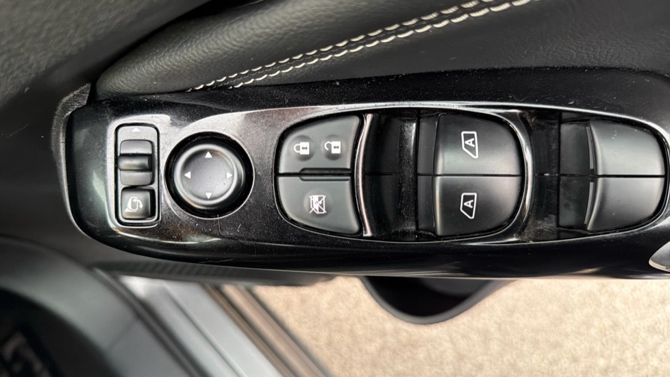 Nissan Juke 1.6 Hybrid Tekna 5dr Auto Hybrid Hatchback - Image 27