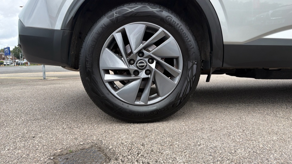 Nissan Qashqai 1.3 DiG-T MH Acenta Premium 5dr Petrol Hatchback - Image 7