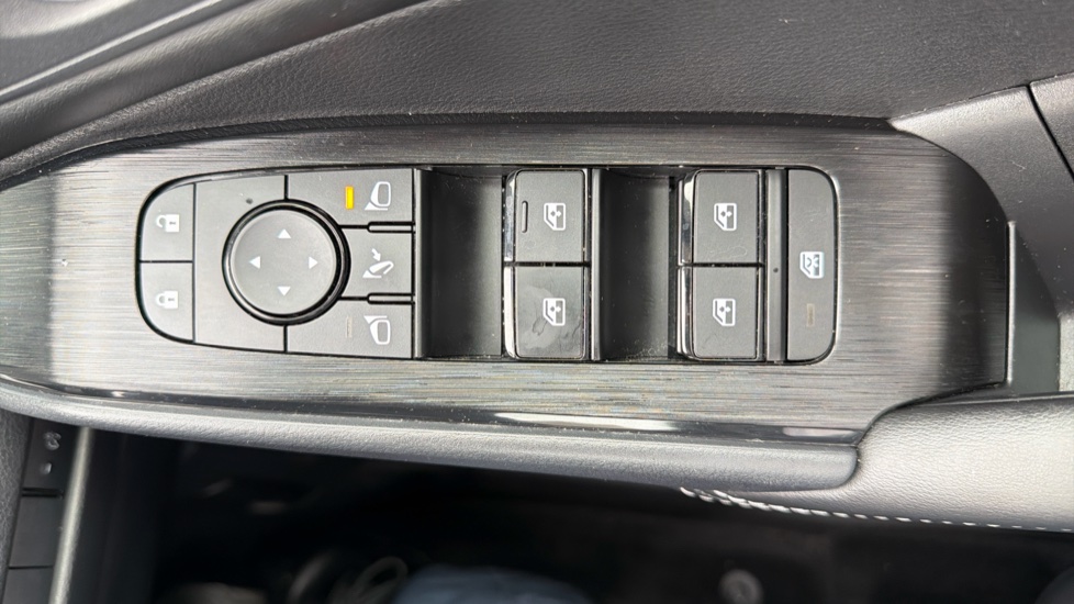 Nissan Qashqai 1.3 DiG-T MH Acenta Premium 5dr Petrol Hatchback - Image 22