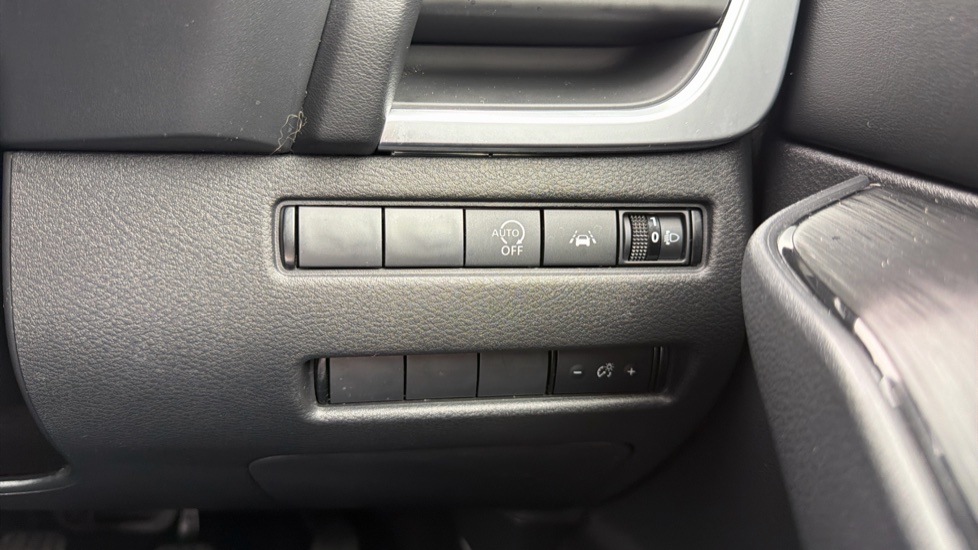 Nissan Qashqai 1.3 DiG-T MH Acenta Premium 5dr Petrol Hatchback - Image 23