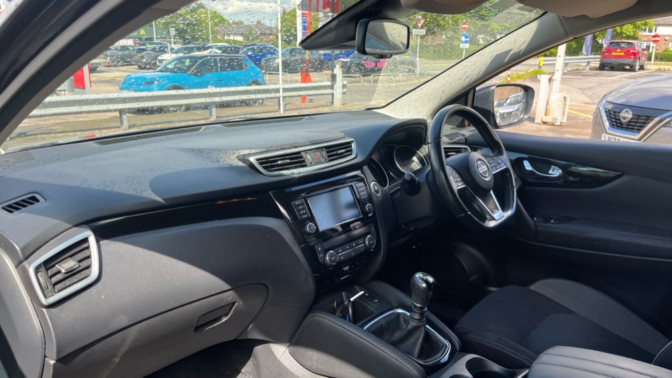 Nissan Qashqai 1.3 DiG-T N-Connecta 5dr Petrol Hatchback - Image 9