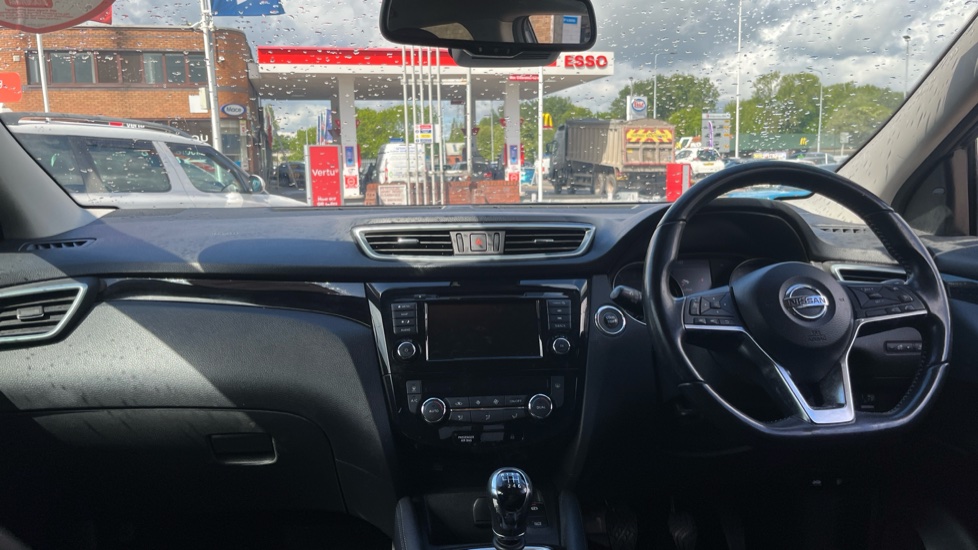 Nissan Qashqai 1.3 DiG-T N-Connecta 5dr Petrol Hatchback - Image 10
