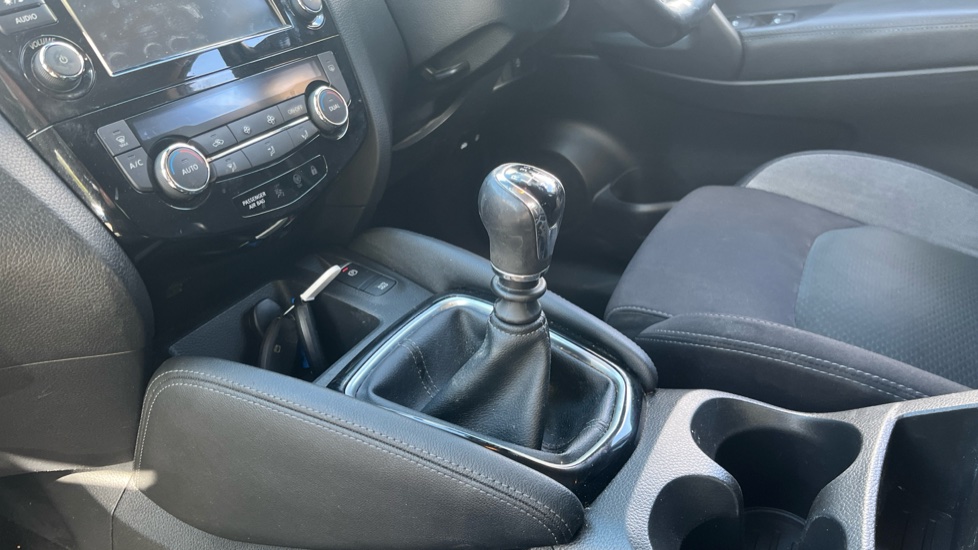 Nissan Qashqai 1.3 DiG-T N-Connecta 5dr Petrol Hatchback - Image 13
