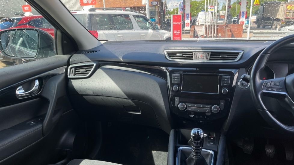 Nissan Qashqai 1.3 DiG-T N-Connecta 5dr Petrol Hatchback - Image 14