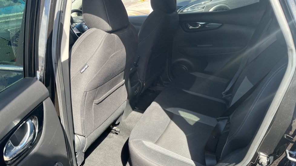 Nissan Qashqai 1.3 DiG-T N-Connecta 5dr Petrol Hatchback - Image 16