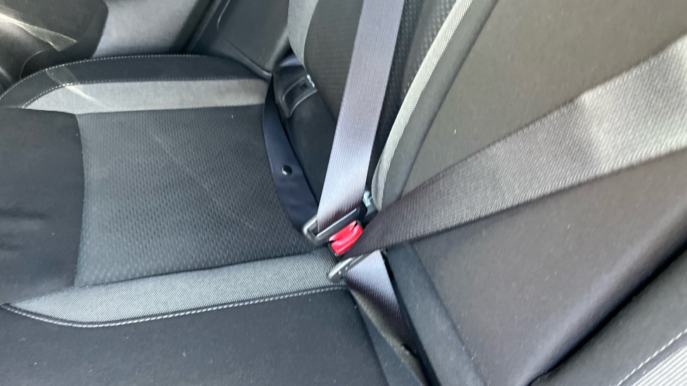 Nissan Qashqai 1.3 DiG-T N-Connecta 5dr Petrol Hatchback - Image 17