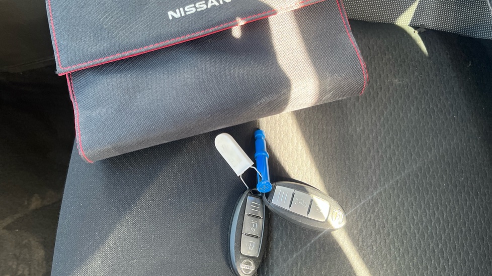 Nissan Qashqai 1.3 DiG-T N-Connecta 5dr Petrol Hatchback - Image 19