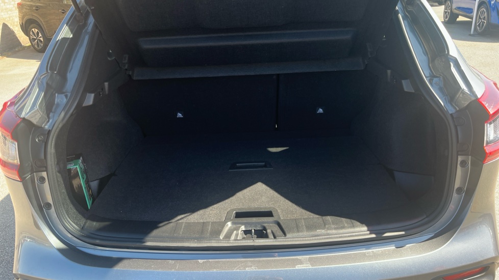 Nissan Qashqai 1.3 DiG-T N-Motion 5dr Petrol Hatchback - Image 4