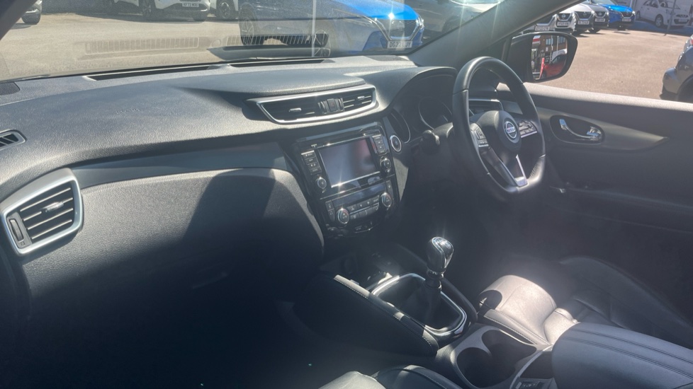 Nissan Qashqai 1.3 DiG-T N-Motion 5dr Petrol Hatchback - Image 9