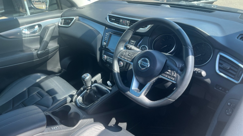 Nissan Qashqai 1.3 DiG-T N-Motion 5dr Petrol Hatchback - Image 11