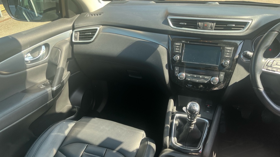 Nissan Qashqai 1.3 DiG-T N-Motion 5dr Petrol Hatchback - Image 14