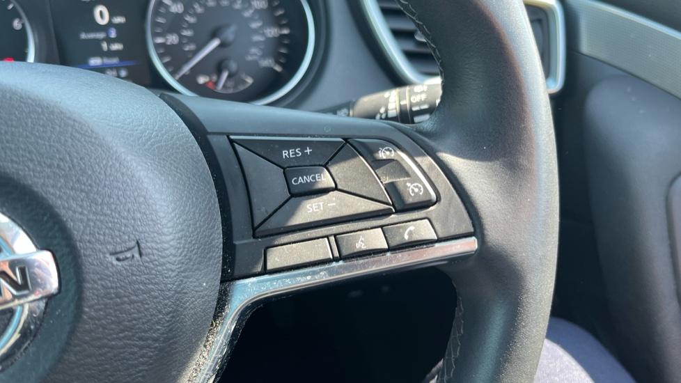 Nissan Qashqai 1.3 DiG-T N-Motion 5dr Petrol Hatchback - Image 21
