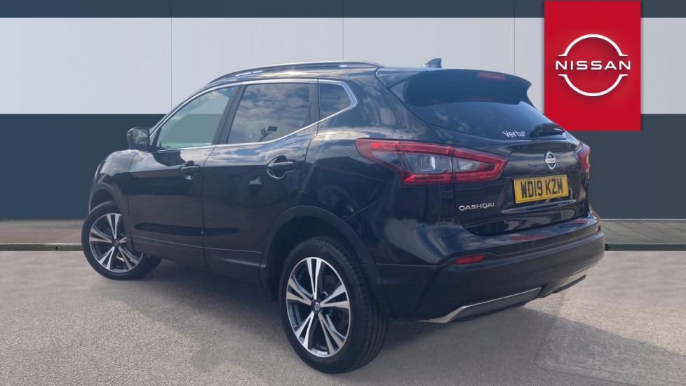 Nissan Qashqai 1.5 dCi 115 N-Connecta 5dr [Glass Roof Pack] Diesel Hatchback - Image 2