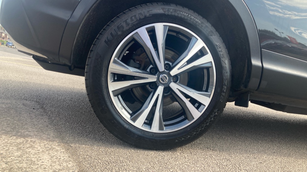 Nissan Qashqai 1.5 dCi 115 N-Connecta 5dr [Glass Roof Pack] Diesel Hatchback - Image 7
