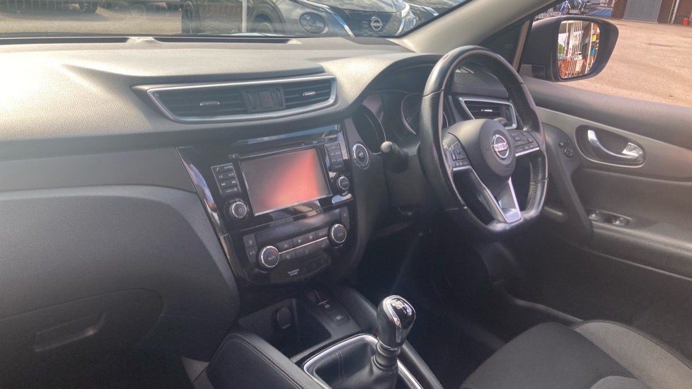 Nissan Qashqai 1.5 dCi 115 N-Connecta 5dr [Glass Roof Pack] Diesel Hatchback - Image 9