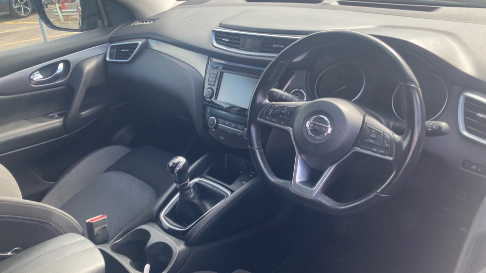 Nissan Qashqai 1.5 dCi 115 N-Connecta 5dr [Glass Roof Pack] Diesel Hatchback - Image 11