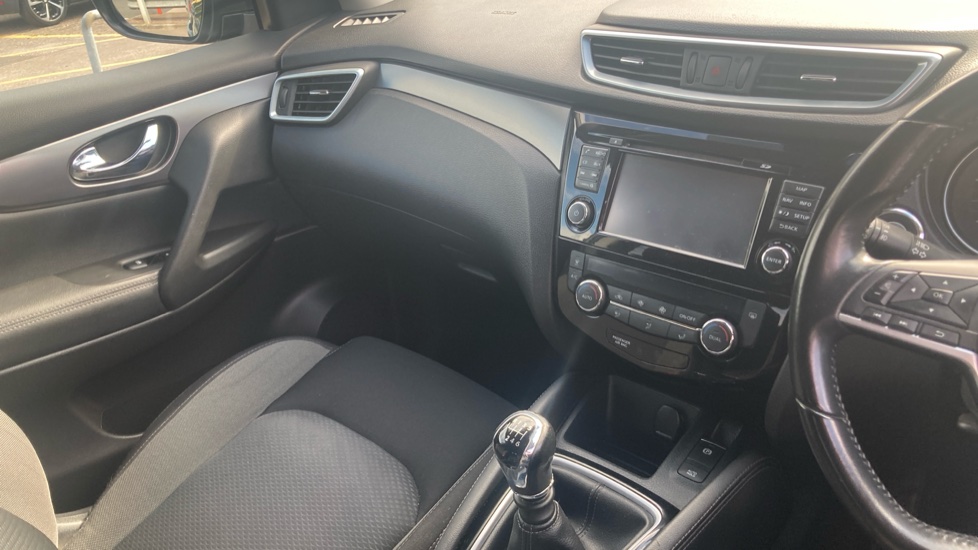Nissan Qashqai 1.5 dCi 115 N-Connecta 5dr [Glass Roof Pack] Diesel Hatchback - Image 14