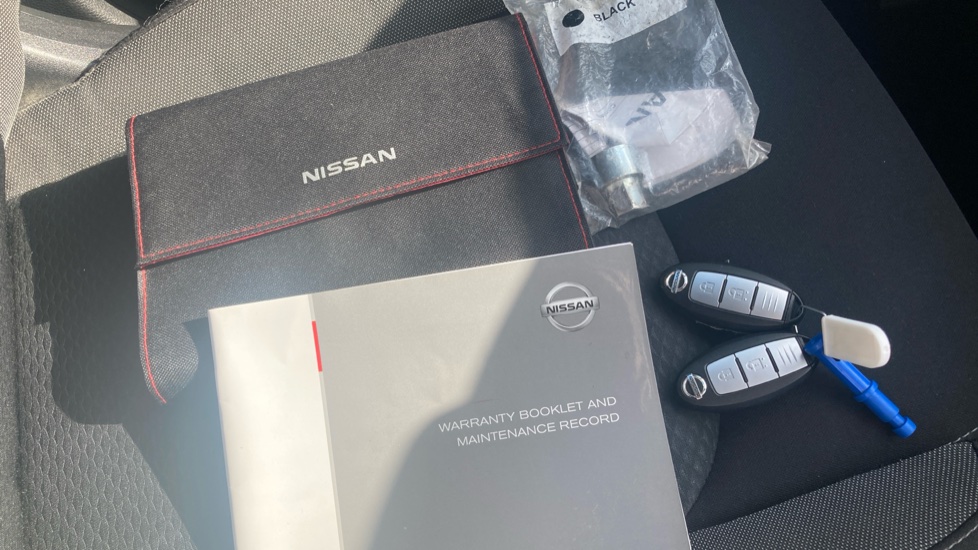 Nissan Qashqai 1.5 dCi 115 N-Connecta 5dr [Glass Roof Pack] Diesel Hatchback - Image 19