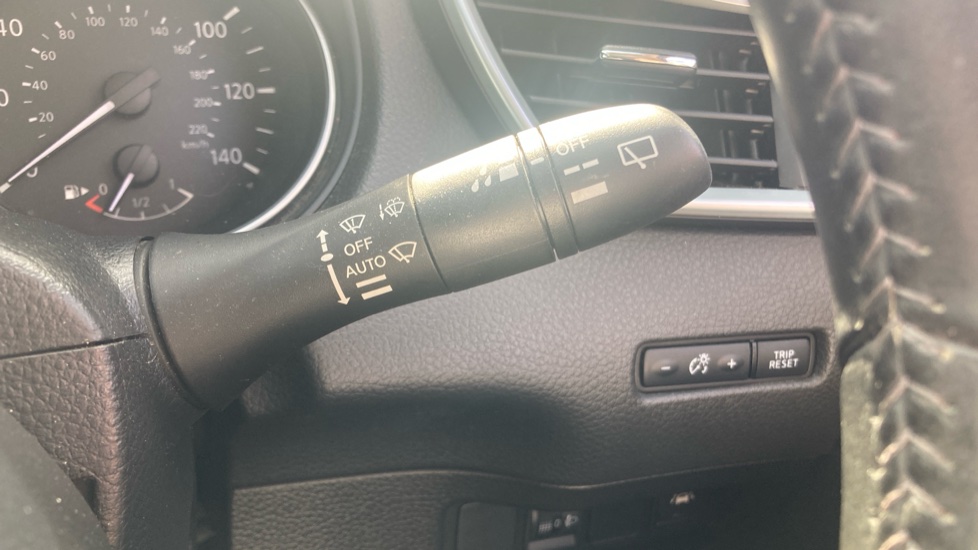 Nissan Qashqai 1.5 dCi 115 N-Connecta 5dr [Glass Roof Pack] Diesel Hatchback - Image 23