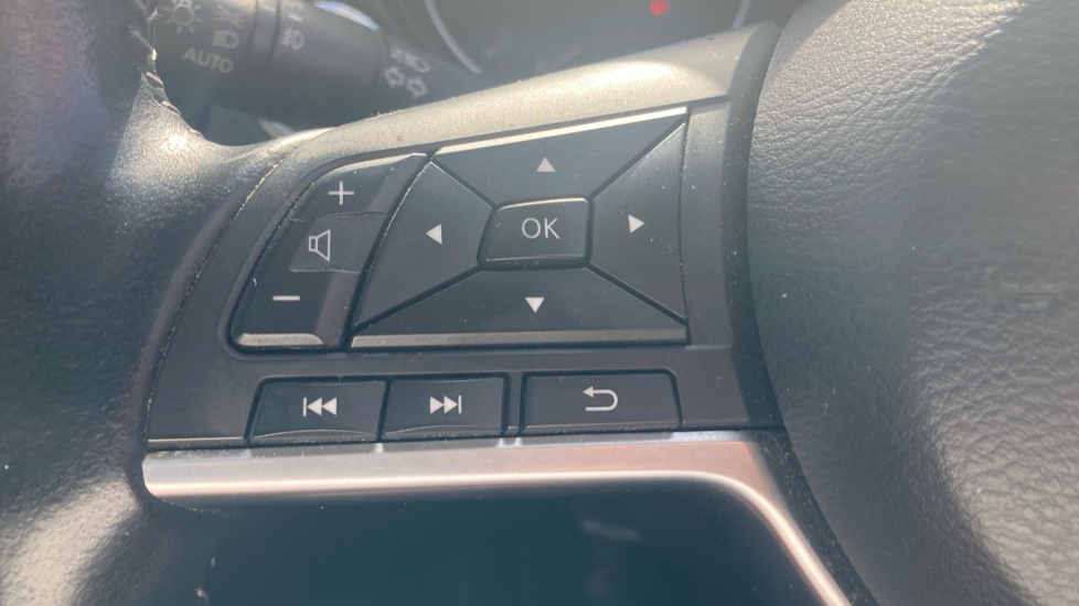 Nissan Qashqai 1.5 dCi 115 N-Connecta 5dr [Glass Roof Pack] Diesel Hatchback - Image 24