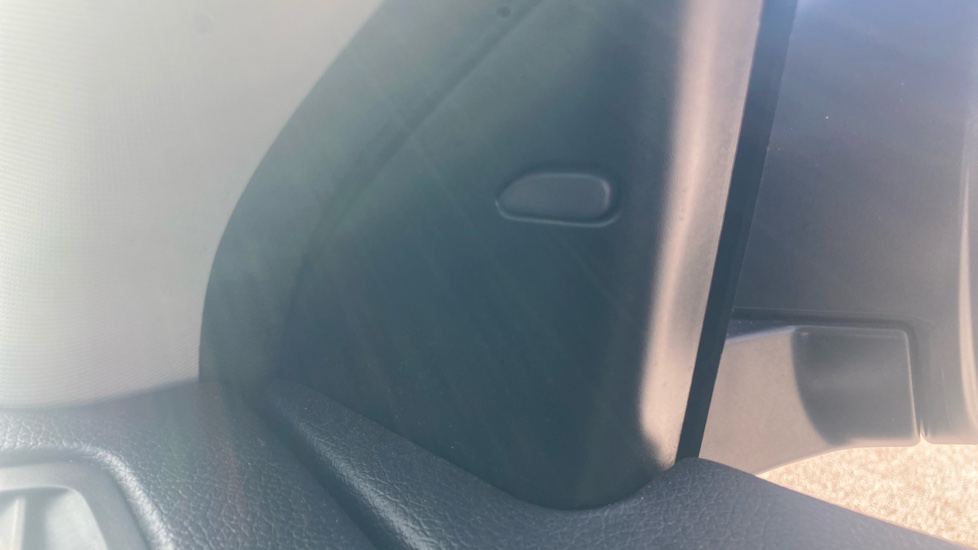 Nissan Qashqai 1.5 dCi 115 N-Connecta 5dr [Glass Roof Pack] Diesel Hatchback - Image 27