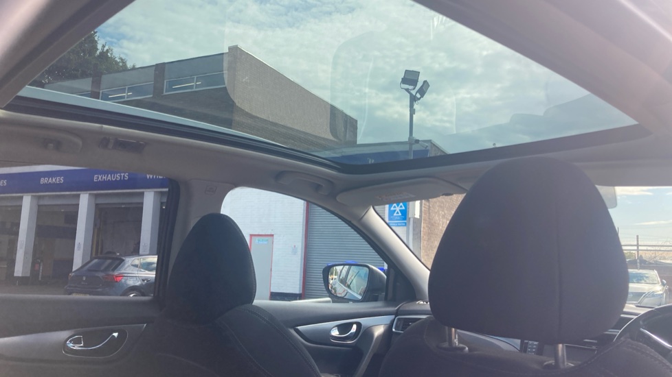 Nissan Qashqai 1.5 dCi 115 N-Connecta 5dr [Glass Roof Pack] Diesel Hatchback - Image 32