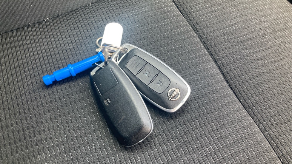 Nissan Qashqai 1.3 DiG-T MH Acenta Premium 5dr Petrol Hatchback - Image 20