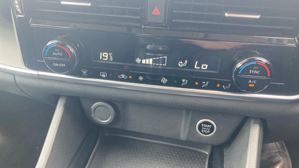 Nissan Qashqai 1.3 DiG-T MH Acenta Premium 5dr Petrol Hatchback - Image 27