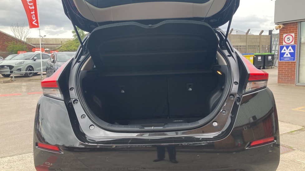 Nissan LEAF 110kW Tekna 39kWh 5dr Auto Electric Hatchback - Image 4
